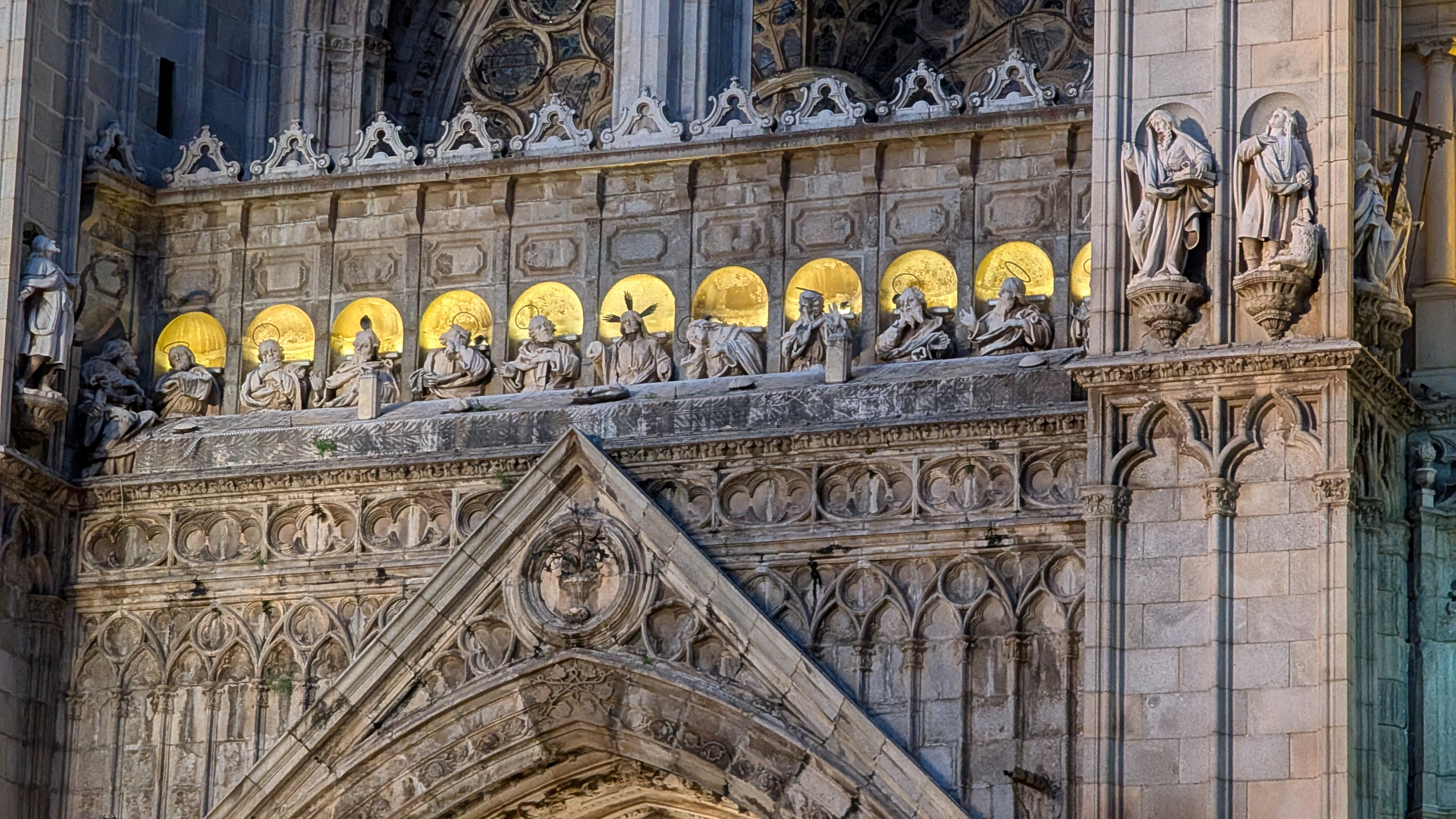Die gotische Kathedrale von Toledo – illuminierte Steinfassade